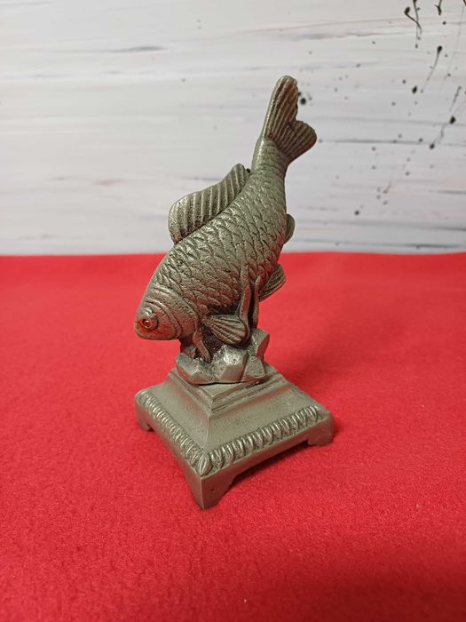 Estatueta de um peixe vintage em metal