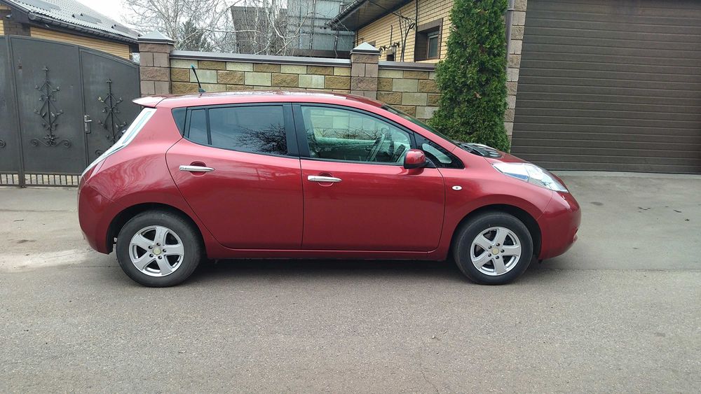 Електромобіль Nissan leaf