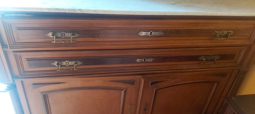 Cómoda de época em bom estado.