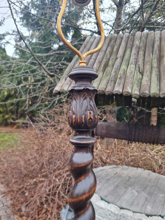 Zdobiona stara Lampa ze stolikiem