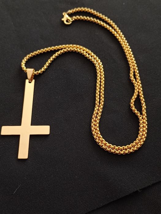 Naszyjnik Krzyż odwrócony w kolorze złotym z łańcuszkiem