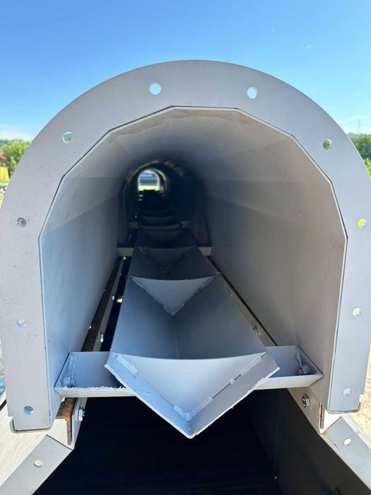 Шнековий транспортер у коробі. Гвинтовий конвеєр. Шнек у жолобі