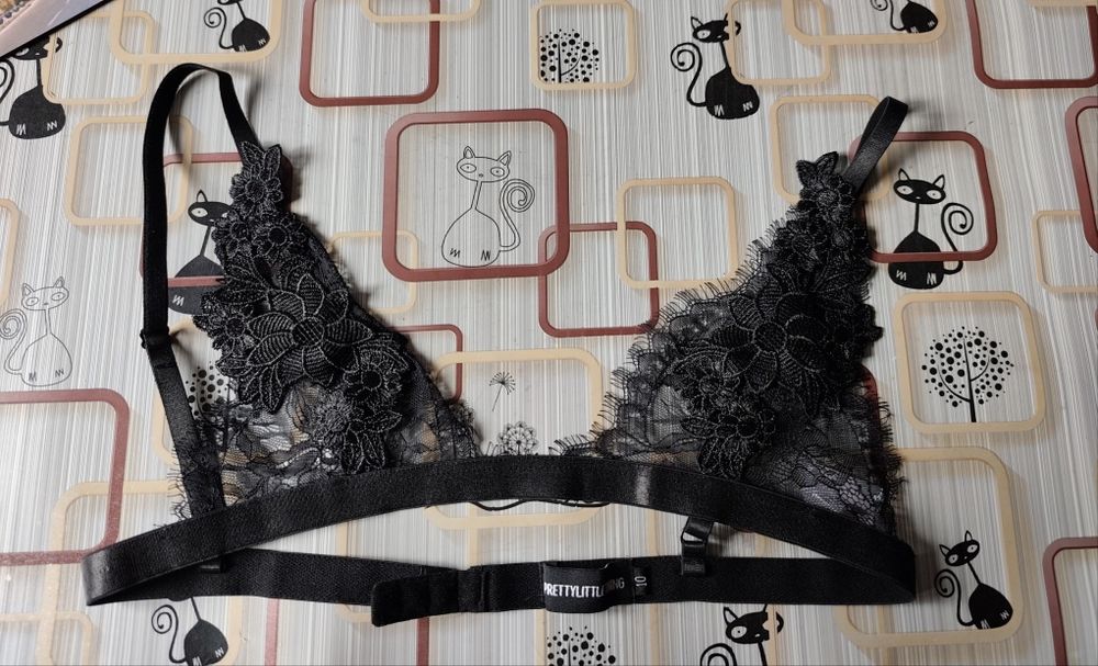 Кружевний ліф чорного кольору