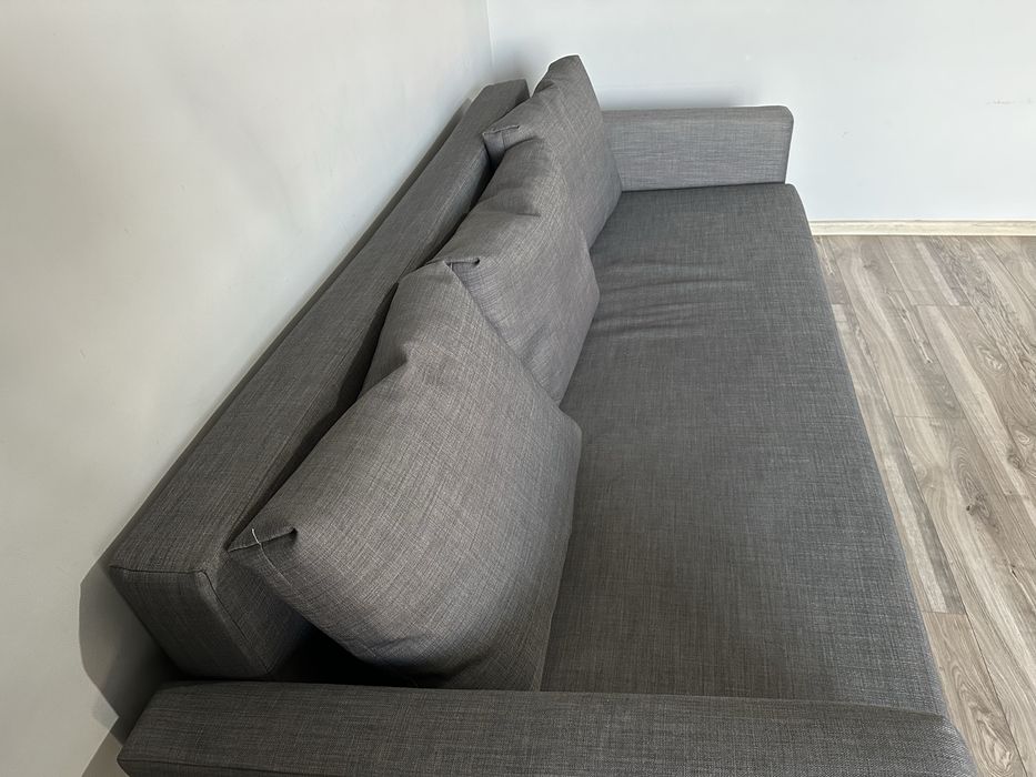 Sofa szara rozkładana  z poduszkami