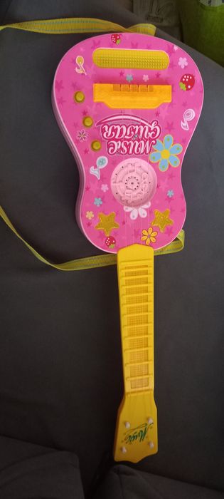 Grająca i świecącą gitara