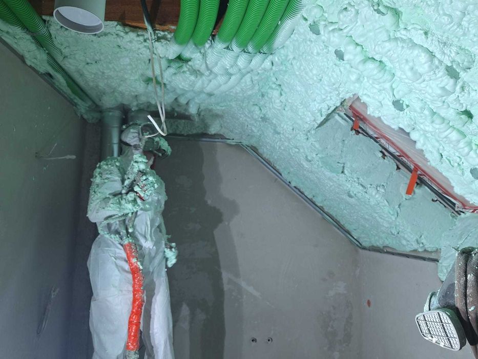 Ocieplenie poddasza, Piana PUR, izolacja natryskowa, Ocieplenie pianką
