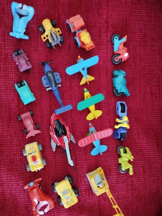 Figurki modele samolotów helikopter motorów samochodów zestaw 19 sztuk