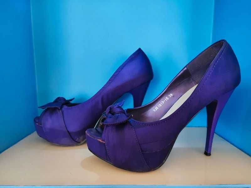 Fioletowe buty z kokardą na obcasie 39