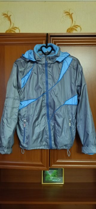 Куртка ветровка на мальчика в отличном состоянии.