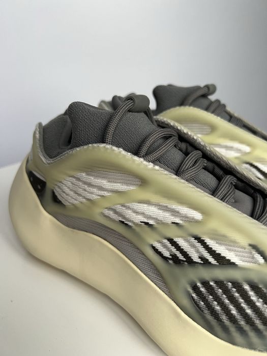 Кросівки ОРИГІНАЛ Adidas Yezzy Boost 700 V3 нові