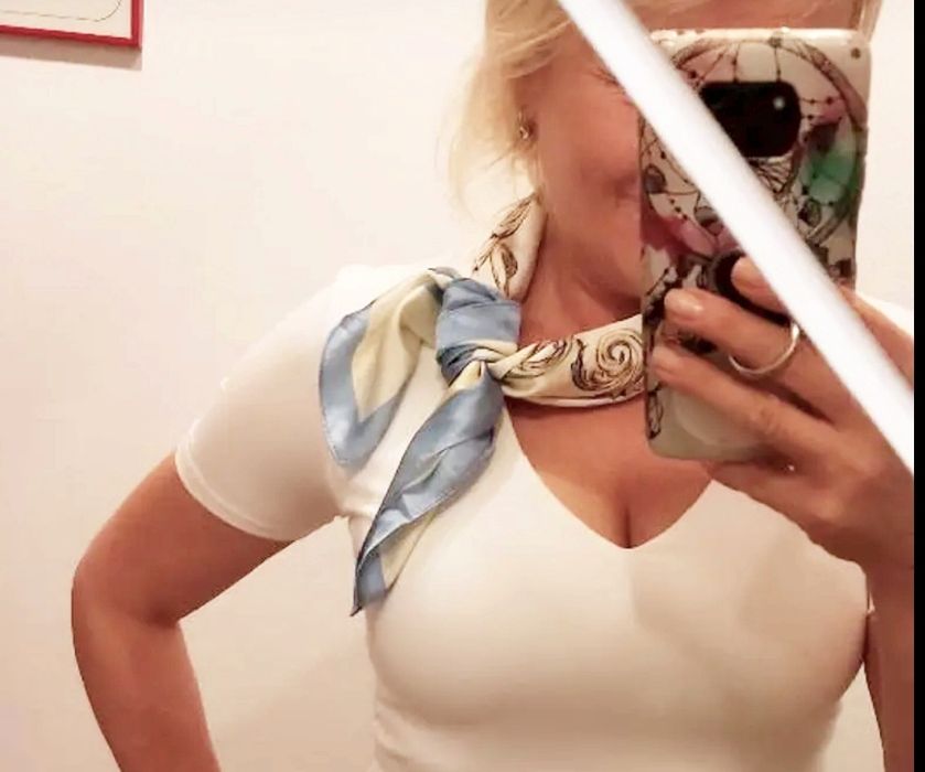 Nowa piękna jedwabista apaszka błękit krem biel 70 x 70