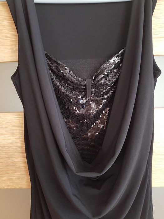 Czarna sukienka z cekinami idealna na Sylwestra