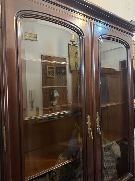 Cristaleira em mogno