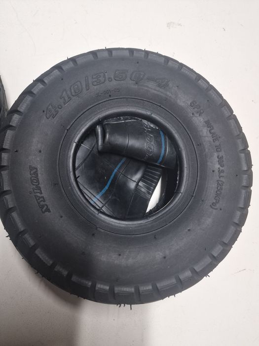 Conjunto de dois pneus com câmaras de ar incluídas. Medida 4.10/3.50-4.

- Inclui 2 pneus.
- Inclui 2 câmaras de ar.