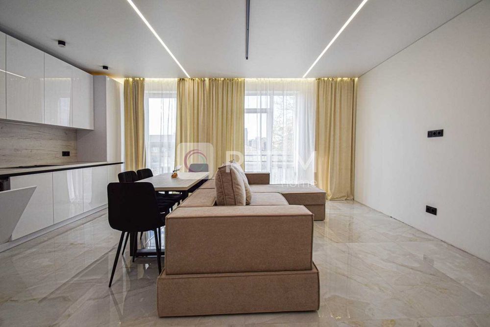 Продається сучасна 2-кімнатна квартира + кухня студія в центрі міста