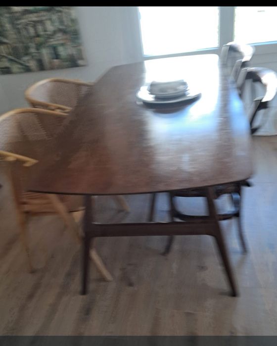 Mesa de sala, em madeira castanho