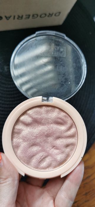 Rozświetlacz Revolution makeup