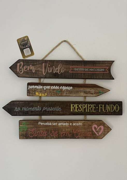 Placas decorativas em madeira com frase acolhedora