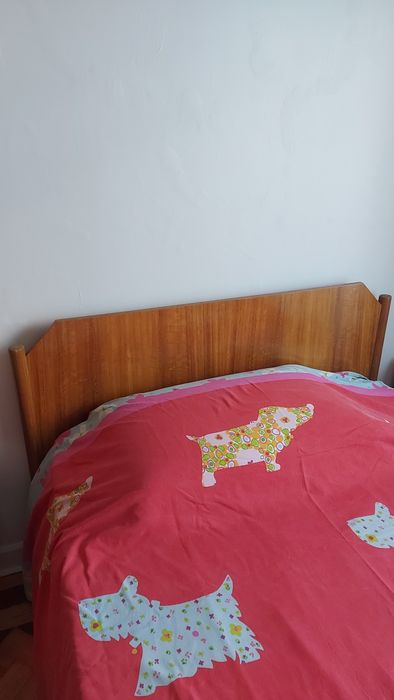 Cama de pinho maciço com colchão