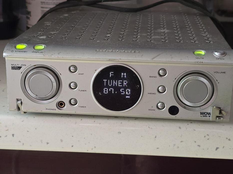 Amplituner Marantz.