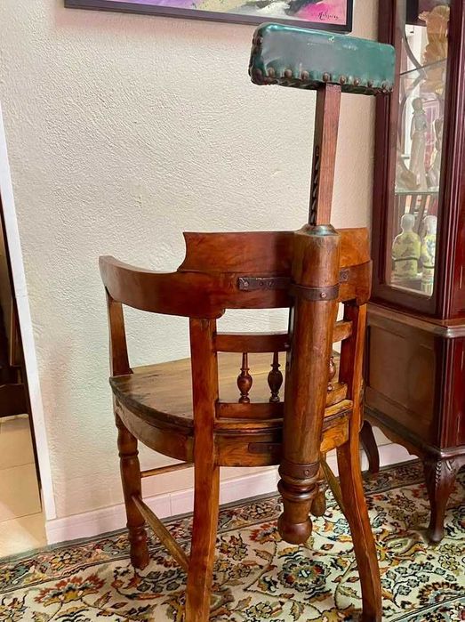 Cadeira de barbeiro antiga em madeira com suporte de cabeça original