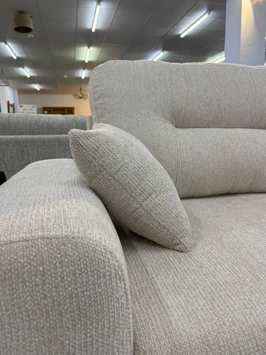 Novo Sofá com Chaise Longue e Espaço de Arrumação + Portes por 697€