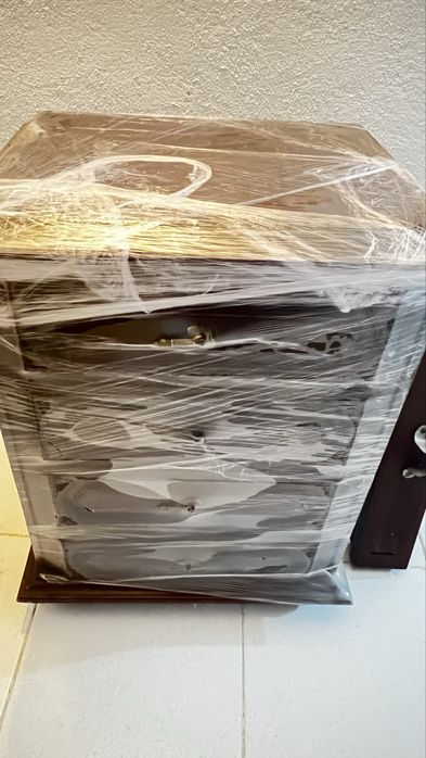 Cama de casal com 2 mesas de cabeceira