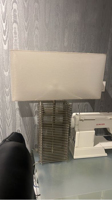 Candeeiro com abajur branco e pe prateado