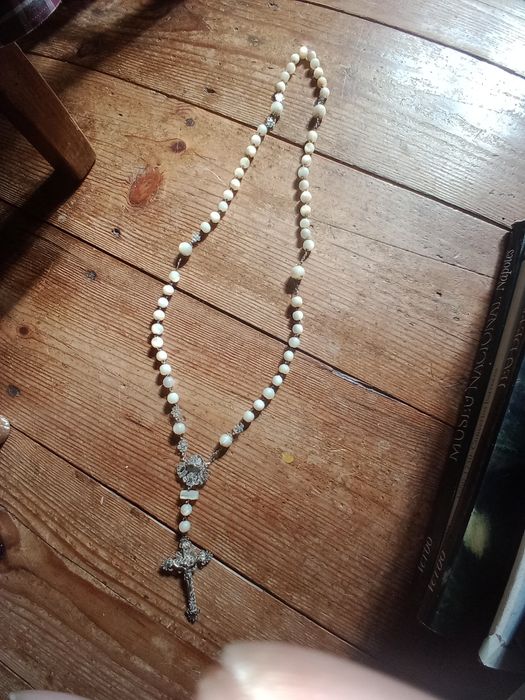 Terço muito antigo e possivelmente prata, almofariz em bronze, antigo.