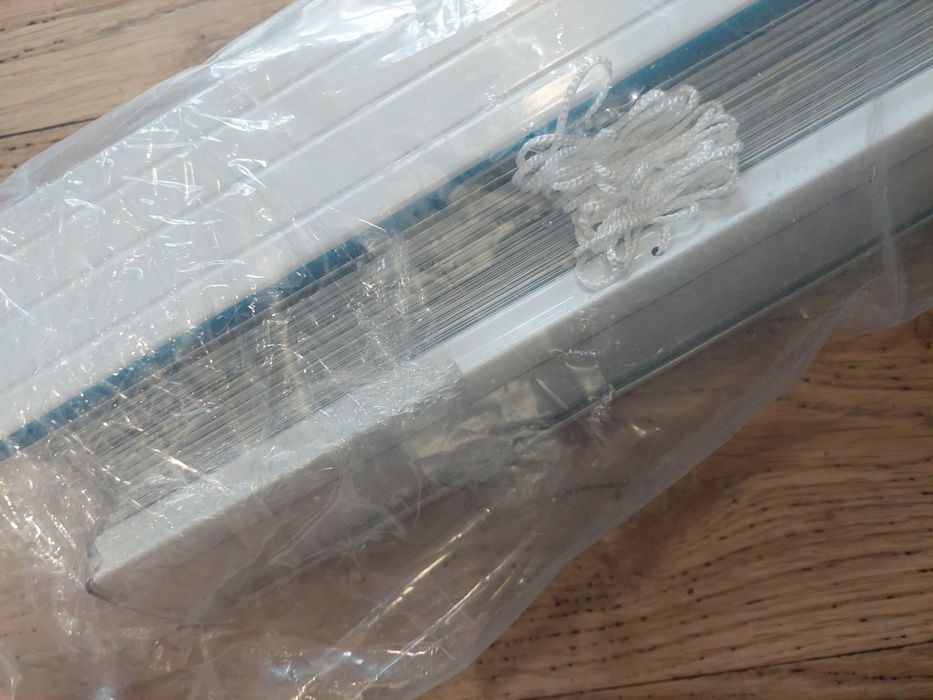 Biała żaluzja aluminiowa 140 / 260 cm  5 cm lamelki