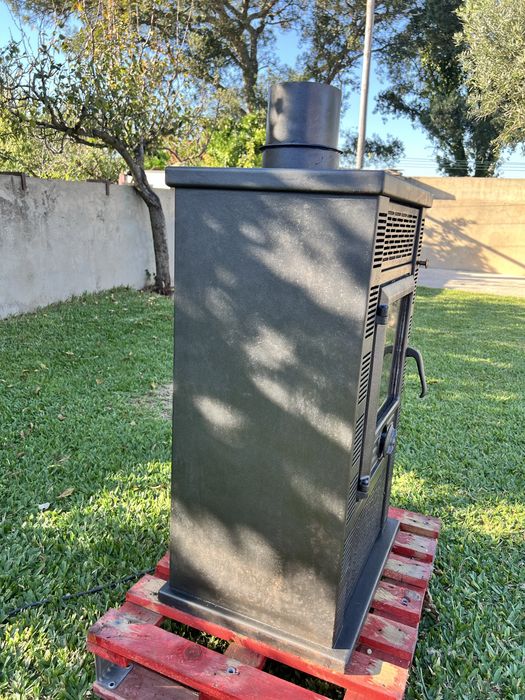 Salamandra a lenha em ferro fundido com ventilação (bom estado)