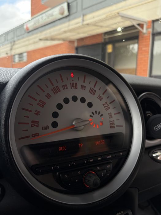 Mini cooper one .