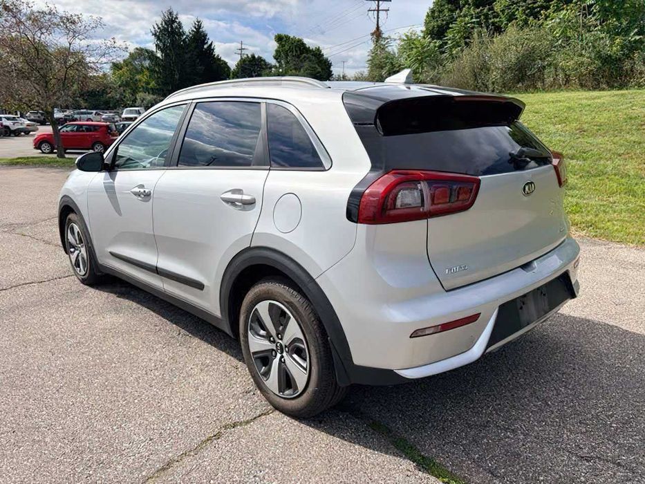 Kia Niro LX      2017
