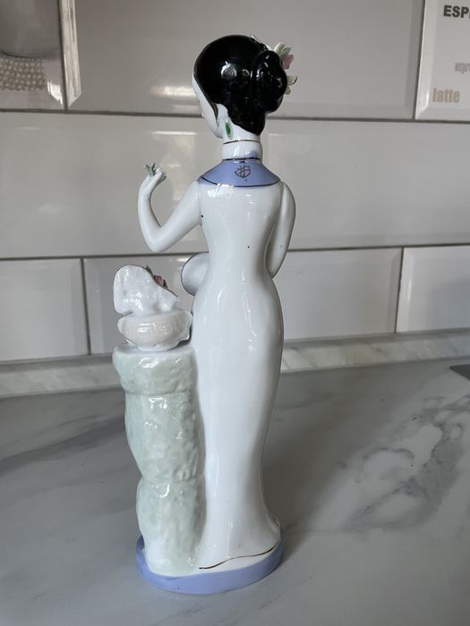Статуетка старинная , фарфоровая китаянка