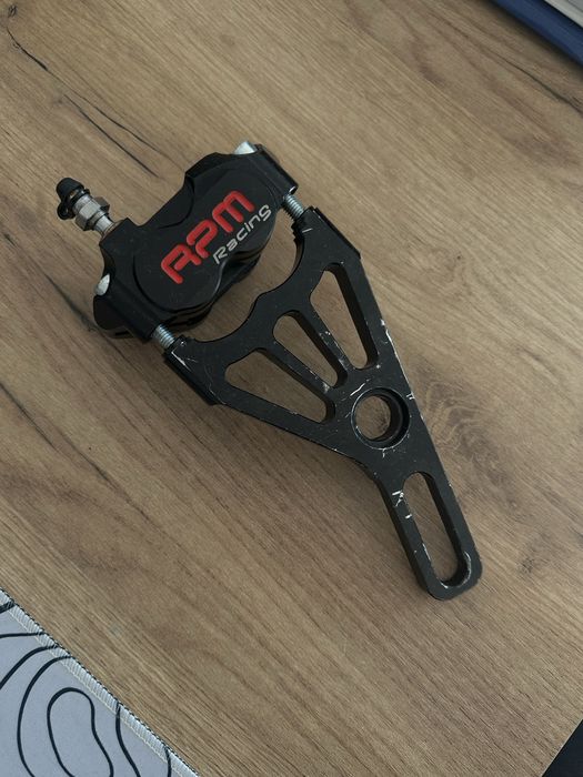 Zacisk hamulcowy 4-tłoczkowy RPM Racing + adapter / mocowanie Derbi Senda aprilia sx rieju yamaha