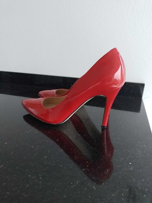 Czerwone szpilki lakierowane