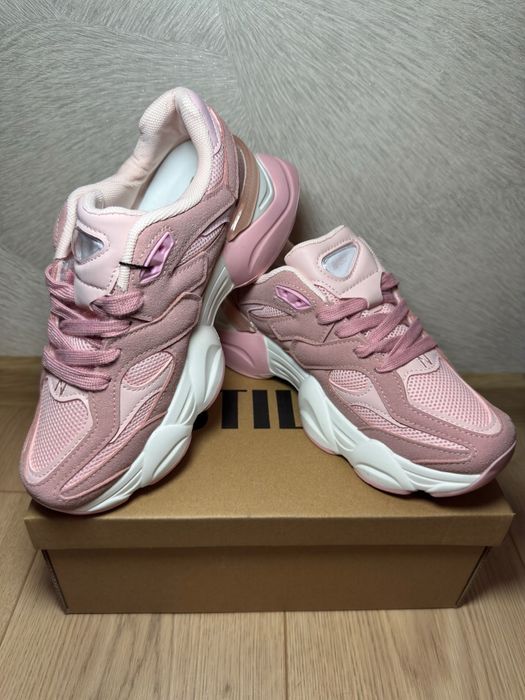 Жіночі кросівки весна