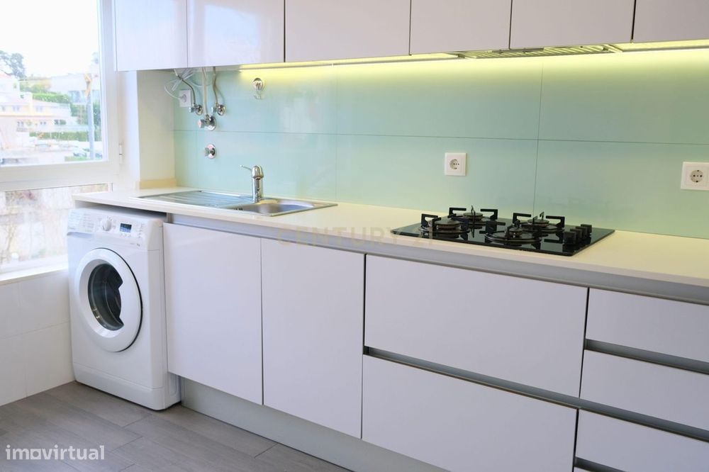 Apartamento em Paço de Arcos (remodelado, cozinha equipada)
