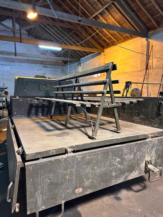 Unimog 404 gasolina com muito material reposição