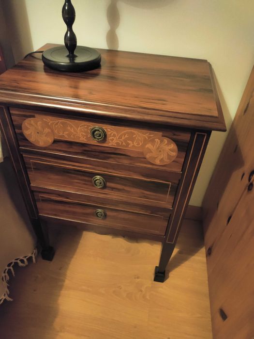 Par de mesas em pau santo com marchetaria