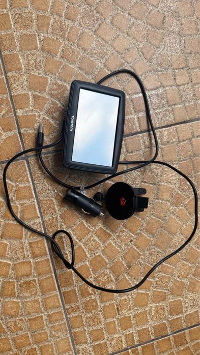 TomTom Nawigacja GPS z uchwytem i ładowarką samochodową