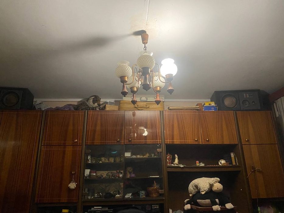 Велика  стінка з вітриною