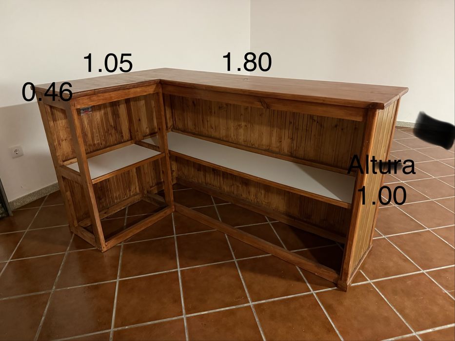 Vendo balcao de recepcao em madeira