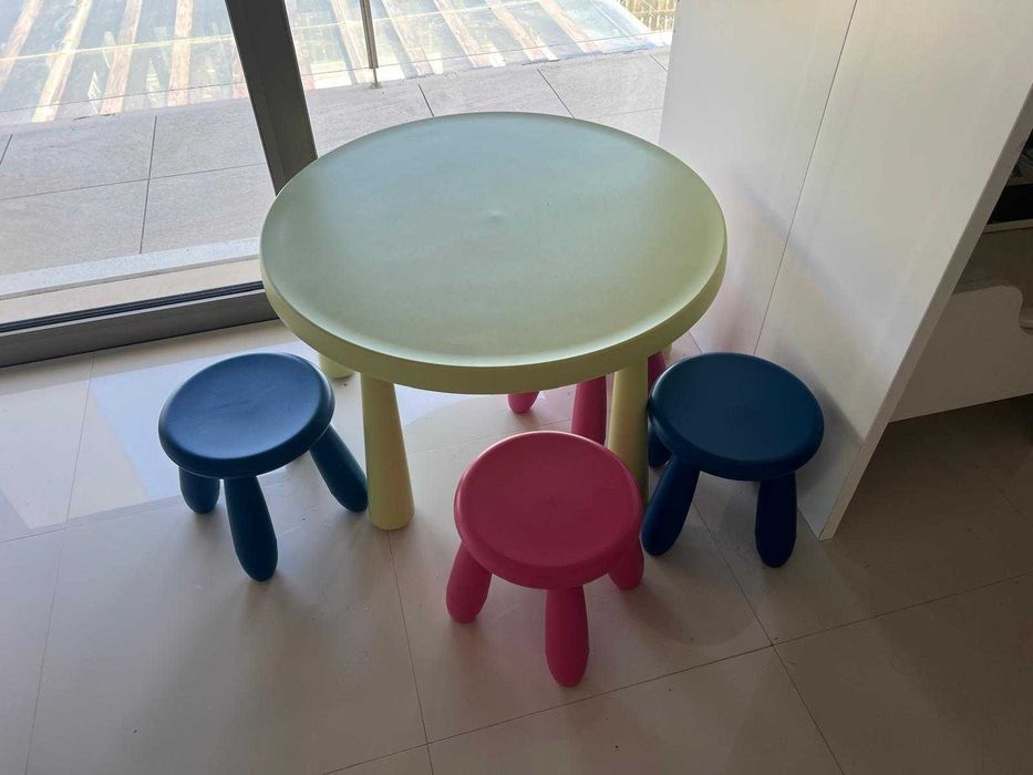 Mesa de plástico para crianças