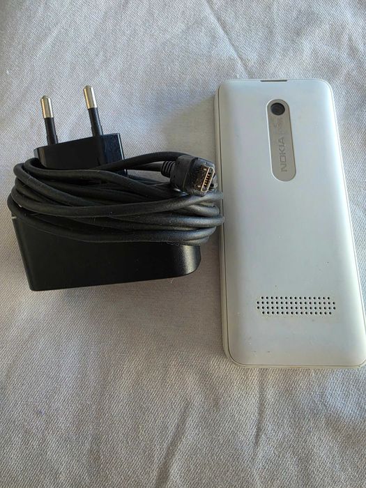 Telemovel Nokia antigo com Carregador