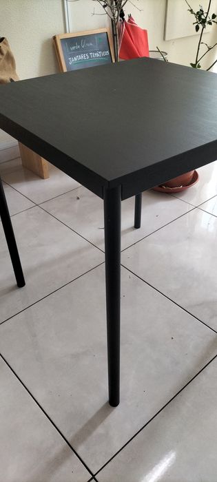 Conjunto de mesas e cadeiras