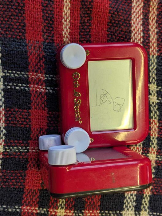 игрушка для рисования Etch A Sketch Pocket (карманная версия)