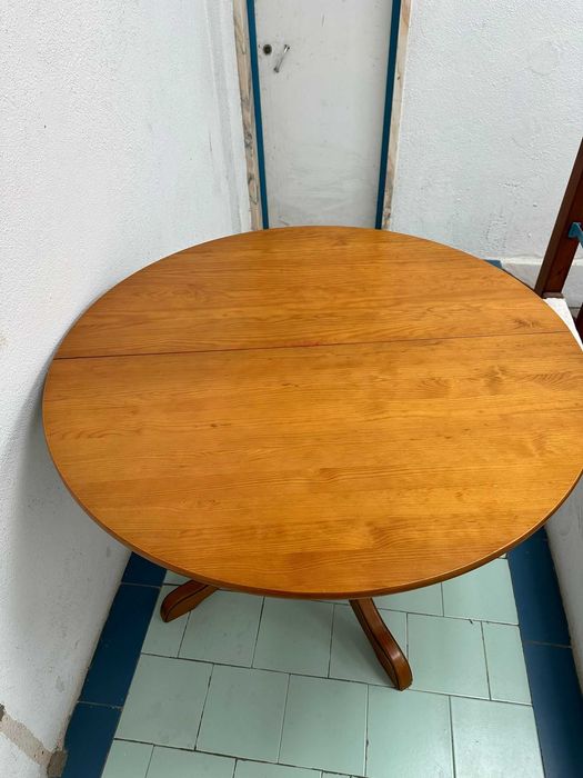 Mesa de madeira maciça para sala