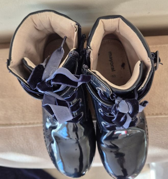 Botas infantis em verniz azuis