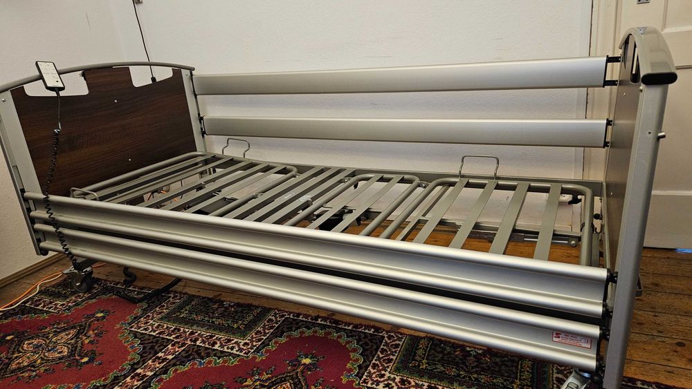 Łóżko rehabilitacyjne, elektryczne z materacem.